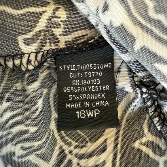 Chic Black and White Paisley Midi Dress - Picture 4 of 8